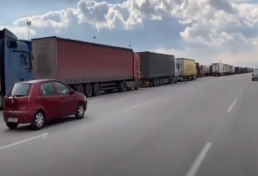 «Ουρές» από ακινητοποιημένα φορτηγά στα διόδια Μαλγάρων (VIDEO)  