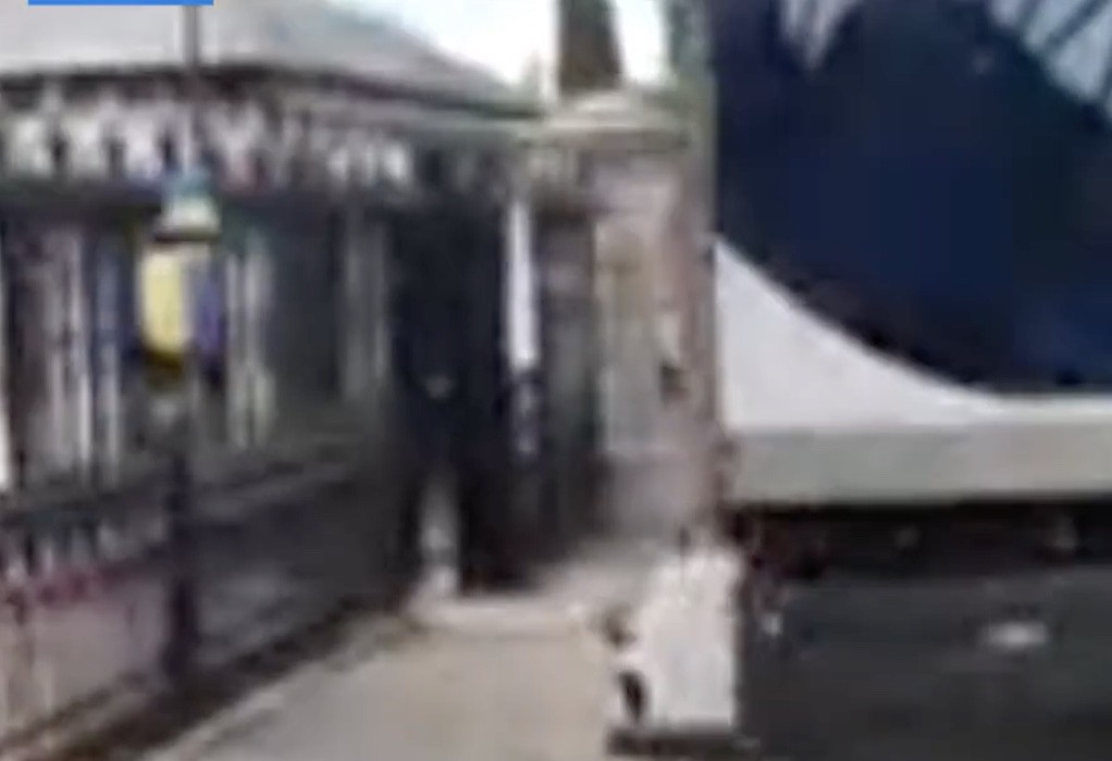 Δουβλίνο: Φορτηγό έπεσε πάνω στην είσοδο της ρωσικής πρεσβείας (VIDEO)
