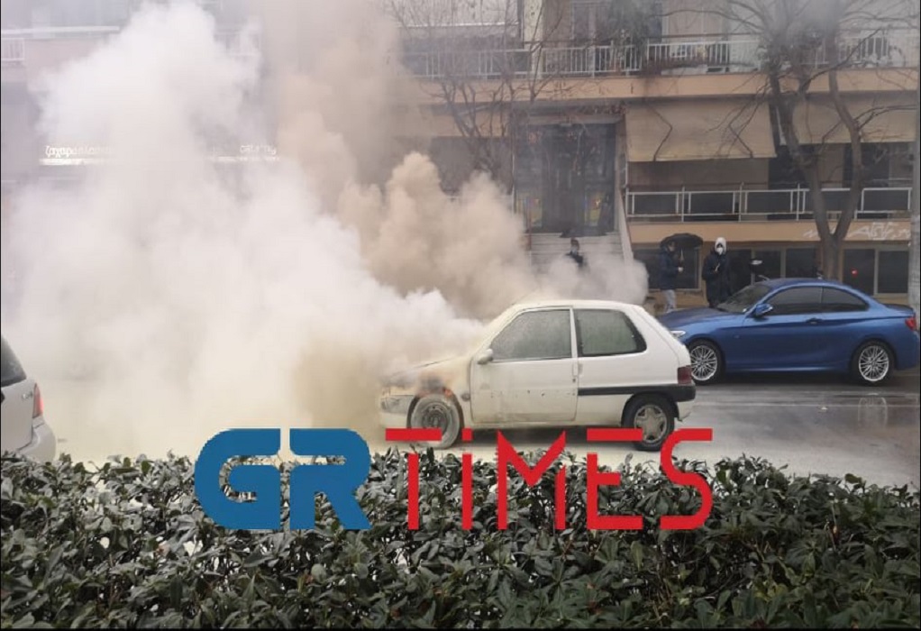Θεσσαλονίκη: ΙΧ όχημα «άρπαξε» φωτιά στο κέντρο