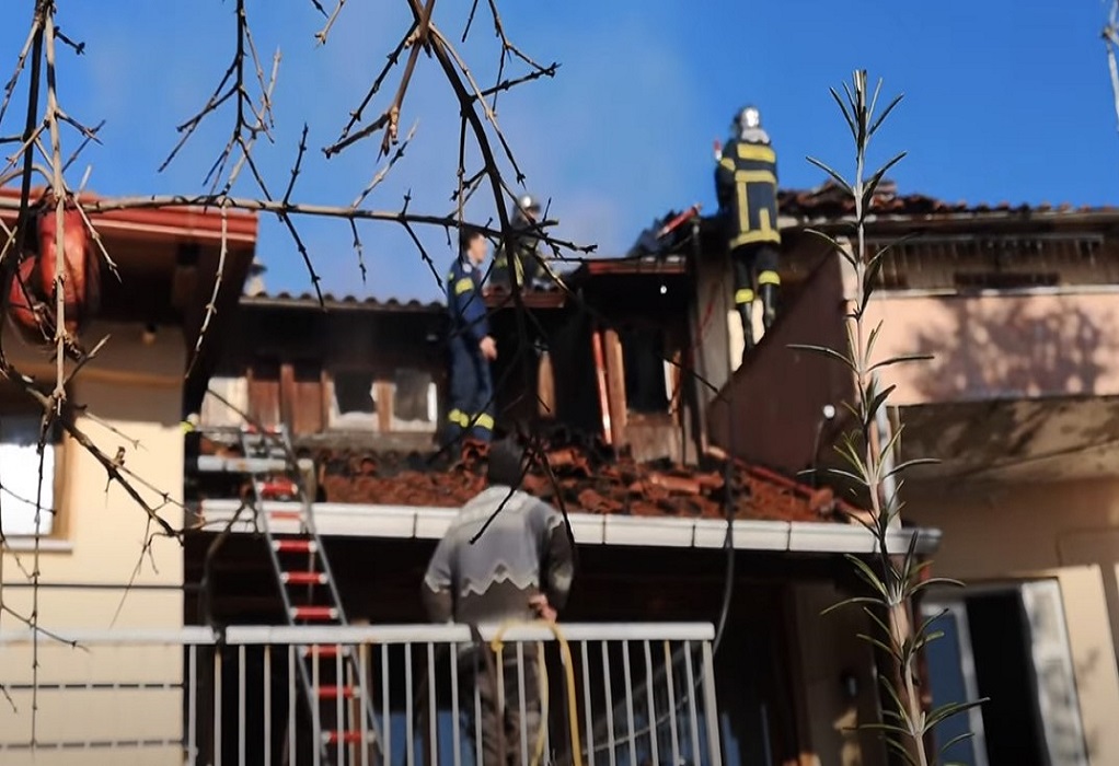 Νάουσα: Πυρκαγιά σε μονοκατοικία – Καταστράφηκε ολοσχερώς η σκεπή (VIDEO) 