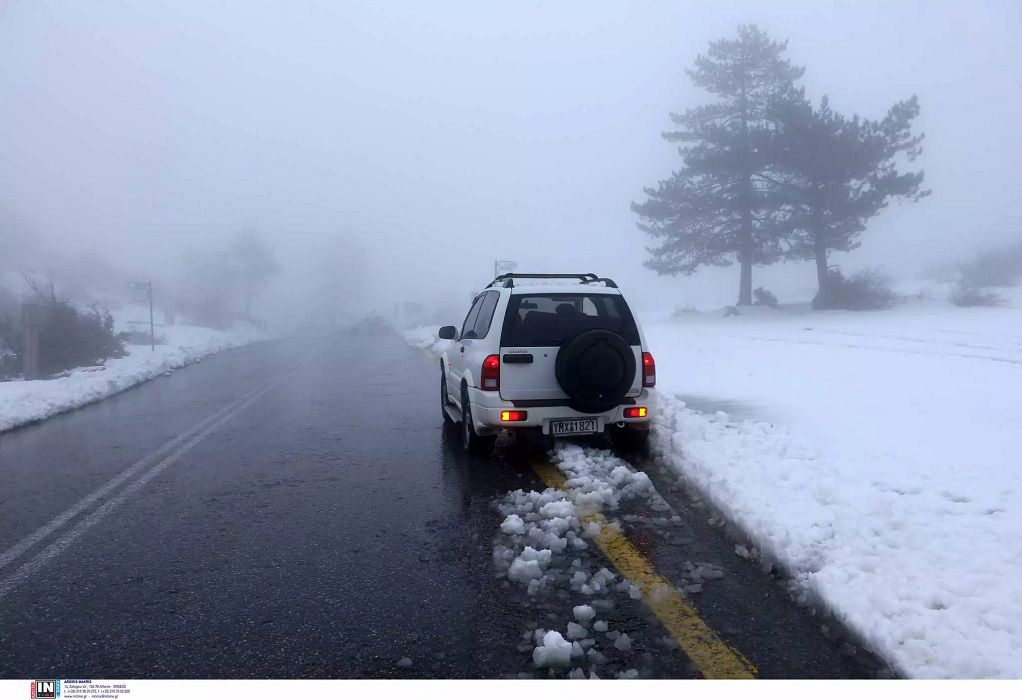 Κακοκαιρία «Φίλιππος»: Έκλεισε η Λεωφόρος Πάρνηθας και στα δύο ρεύματα λόγω χιονιού