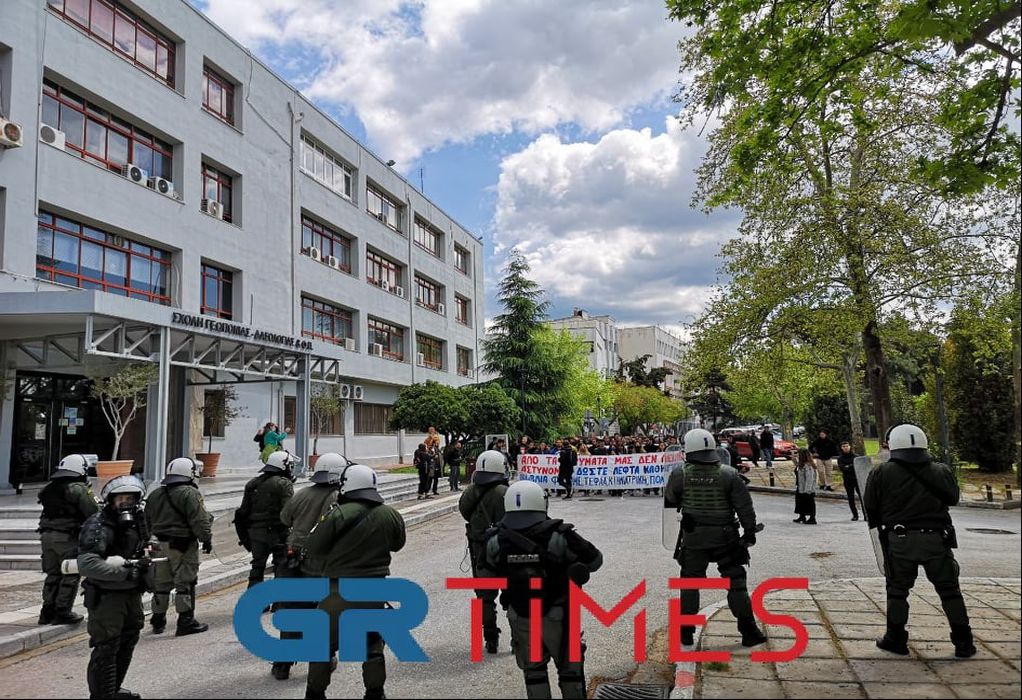 ΑΠΘ: Νέα διαμαρτυρία των φοιτητικών συλλόγων στην Κοσμητεία της ΣΘΕ (VIDEO)
