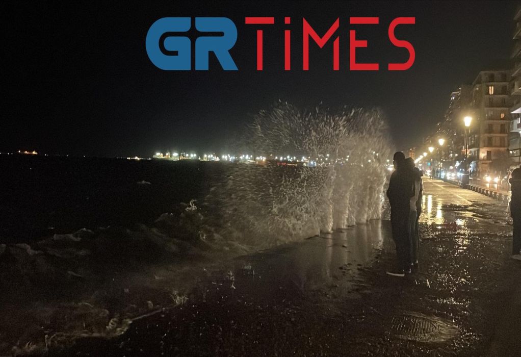Θεσσαλονίκη: Τα εντυπωσιακά κύματα στον Θερμαϊκό έβγαλαν σκουπίδια στη στεριά (ΦΩΤΟ-VIDEO)