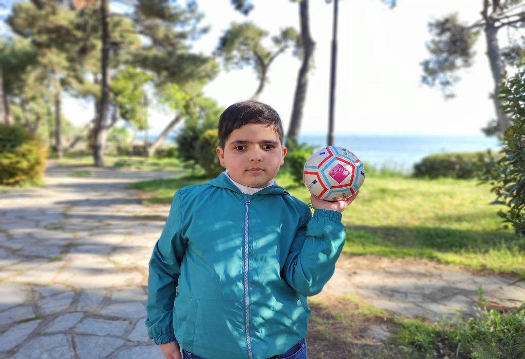 Λέανδρος: Το πρόσωπο της παγκόσμιας καμπάνιας «Μια Μπάλα για Όλους» που σήκωσε την Τούμπα στο πόδι (ΦΩΤΟ)
