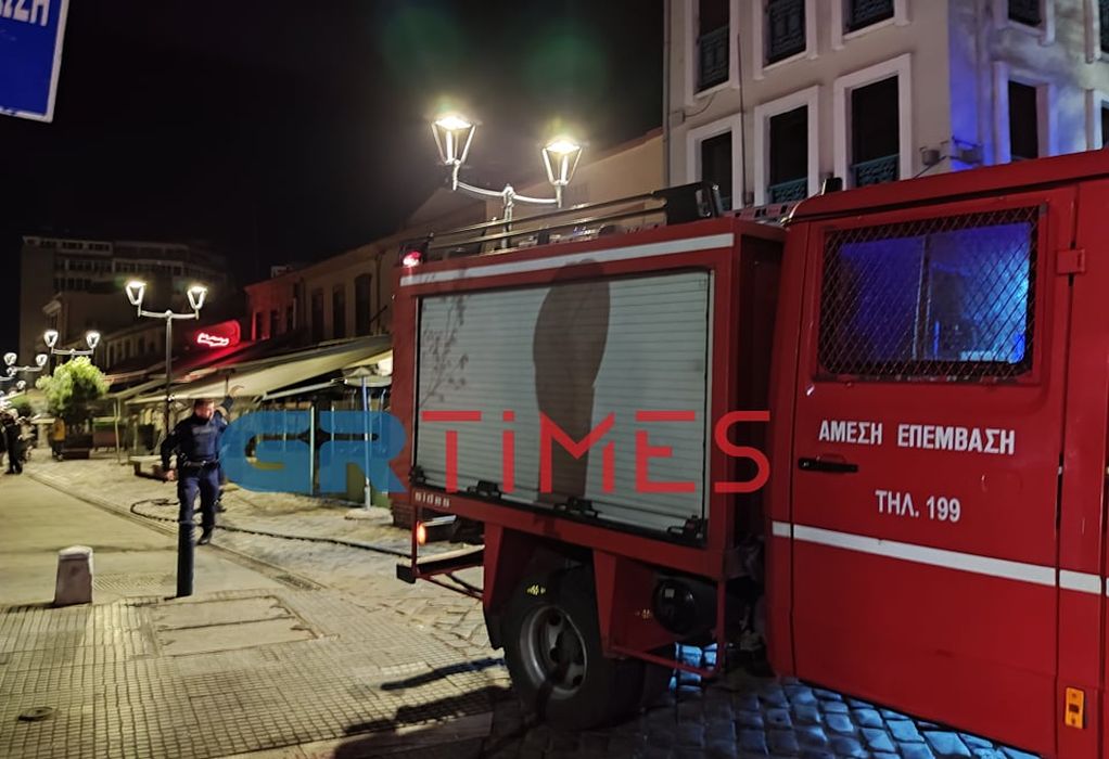 Θεσσαλονίκη: Βραχυκύκλωμα σε κλειστό κατάστημα στα Λαδάδικα-Άμεση επέμβαση της πυροσβεστικής (ΦΩΤΟ-VIDEO)