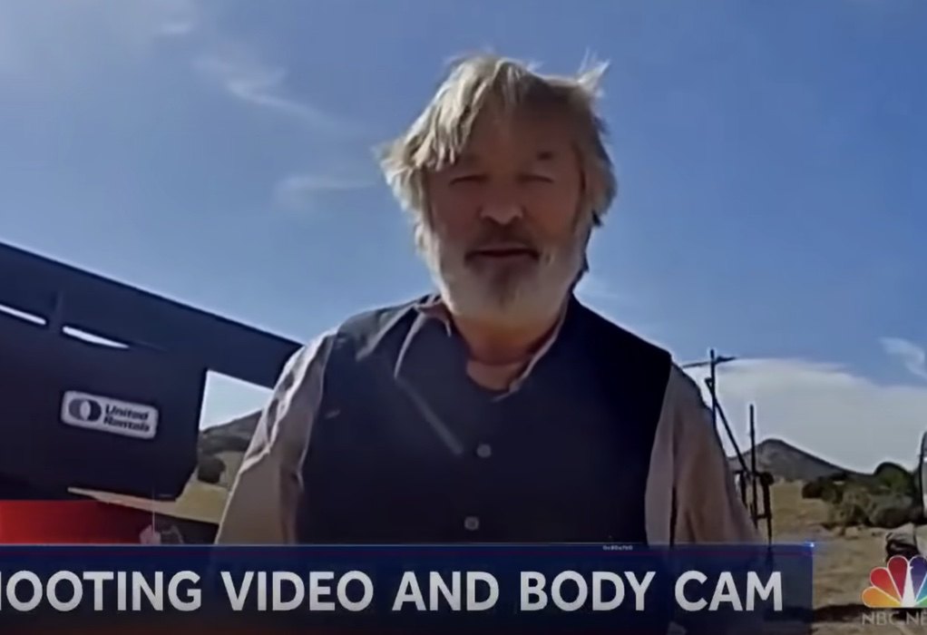 Α. Μπάλντουιν: Νέο βίντεο με τον ηθοποιό να κάνει πρόβα πριν τον μοιραίο πυροβολισμό
