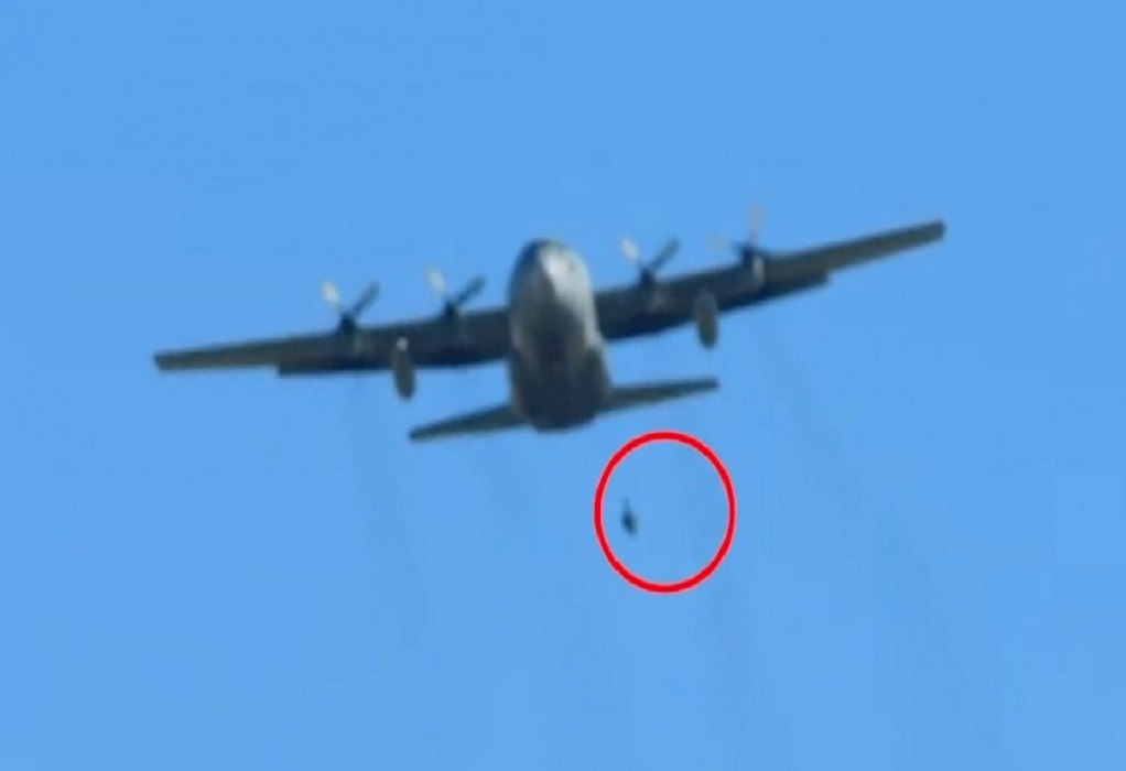 Θρίλερ με αλεξιπτωτιστή σε άσκηση: Κρεμόταν επί 4 λεπτά από C-130 (VIDEO)