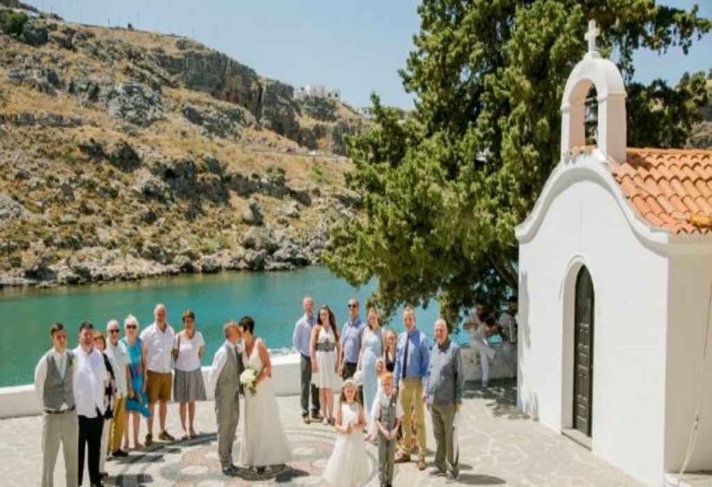 Γαμήλιος τουρισμός στη Χερσόνησο: 9 ζευγάρια Γερμανών παντρεύτηκαν στον τόπο των διακοπών τους