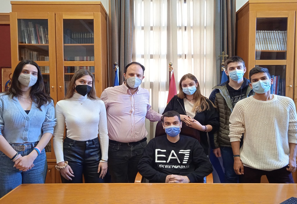 Δήμος Καλαμαριάς: Έφηβοι «βουλευτές» στο γραφείου του Γιάννη Δαρδαμανέλη