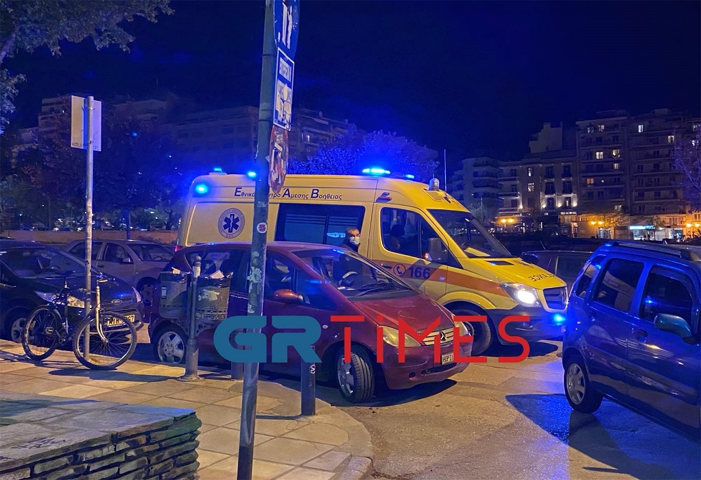 Θεσσαλονίκη: «Τρελή» πορεία αυτοκινήτου – Έπεσε πάνω σε στάση και μπάρες – Δύο τραυματίες