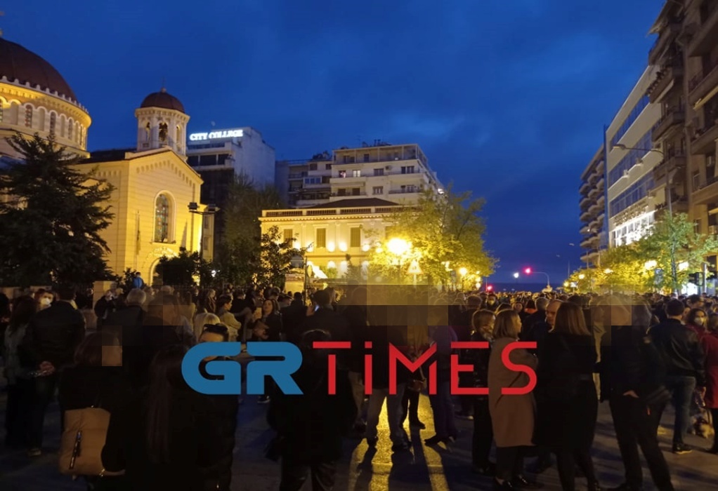 Θεσσαλονίκη: Κοσμοσυρροή στις περιφορές των επιταφίων στο κέντρο της πόλης (ΦΩΤΟ-VIDEO)