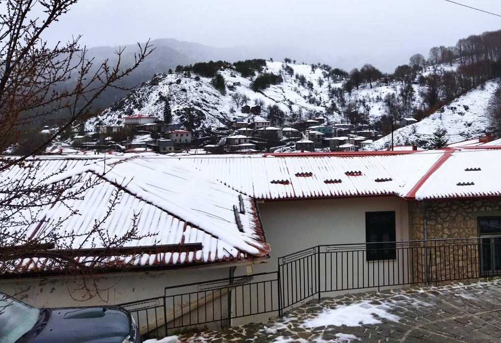 Χιονοπτώσεις στα ορεινά της Ηπείρου – Στα «λευκά» Μέτσοβο και Ζαγόρι (ΦΩΤΟ-VIDEO)