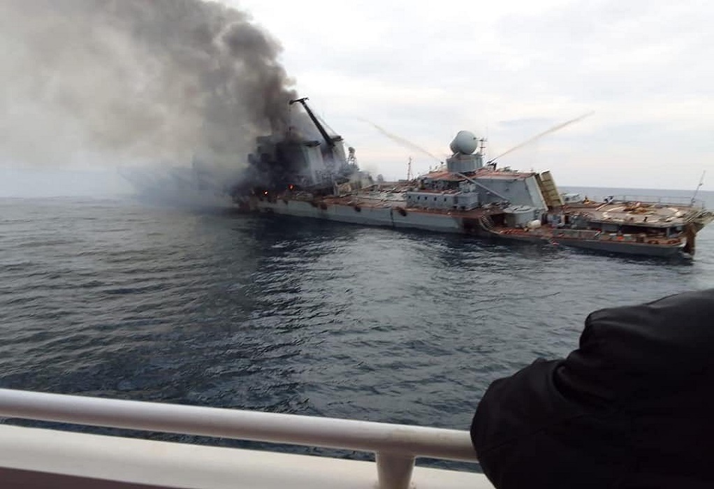 Moskva: Ο θάνατος του ρωσικού «θηρίου» – Φωτογραφίες της ρωσικής ναυαρχίδας πριν βυθιστεί