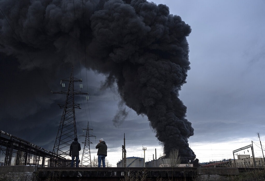 Πόλεμος Ουκρανία: Η Μόσχα ανακοίνωσε πως κατέστρεψε διυλιστήριο πετρελαίου κοντά στην Οδησσό (VIDEO)