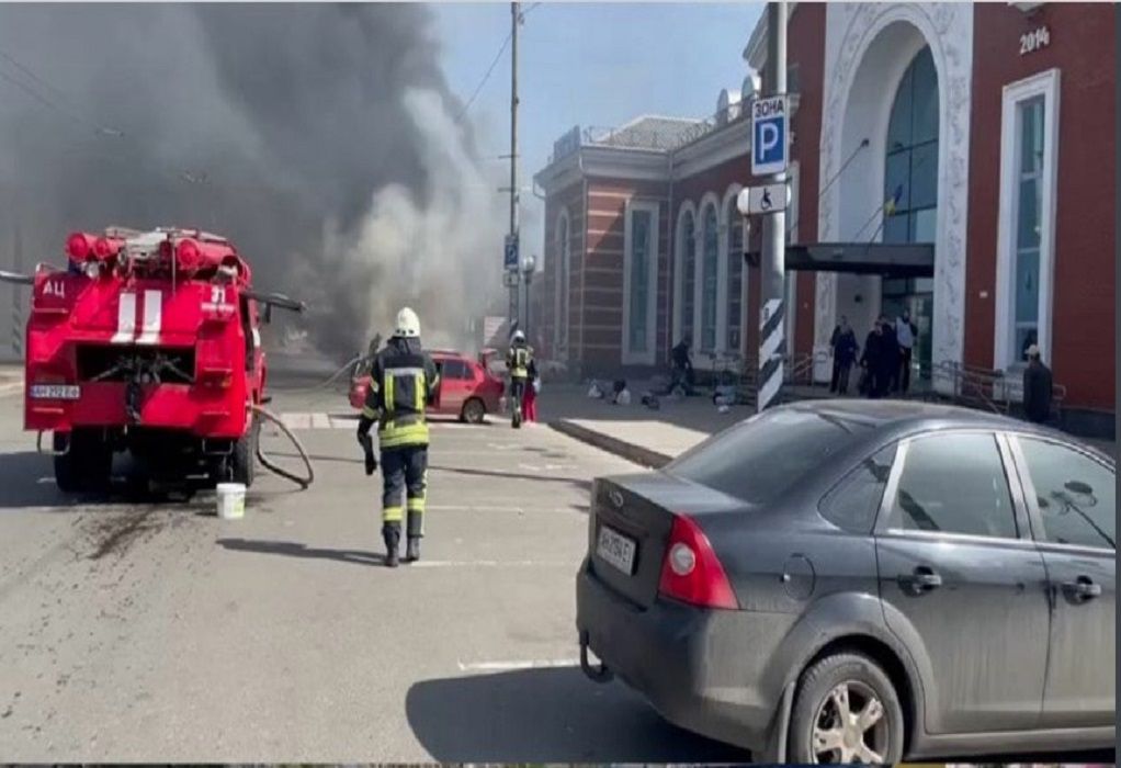 Ουκρανία: Βομβαρδισμός σε σιδηροδρομικό σταθμό στο Κραματόρσκ – Πάνω από 30 νεκροί και 100 τραυματίες (VIDEO)