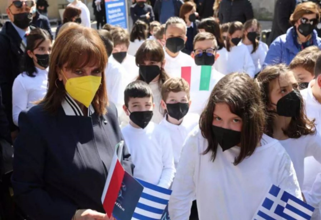 Η Κατερίνα Σακελλαροπούλου στην Κάτω Ιταλία: Ελληνικές σημαίες και τραγούδια στη γκρεκάνικη γλώσσα