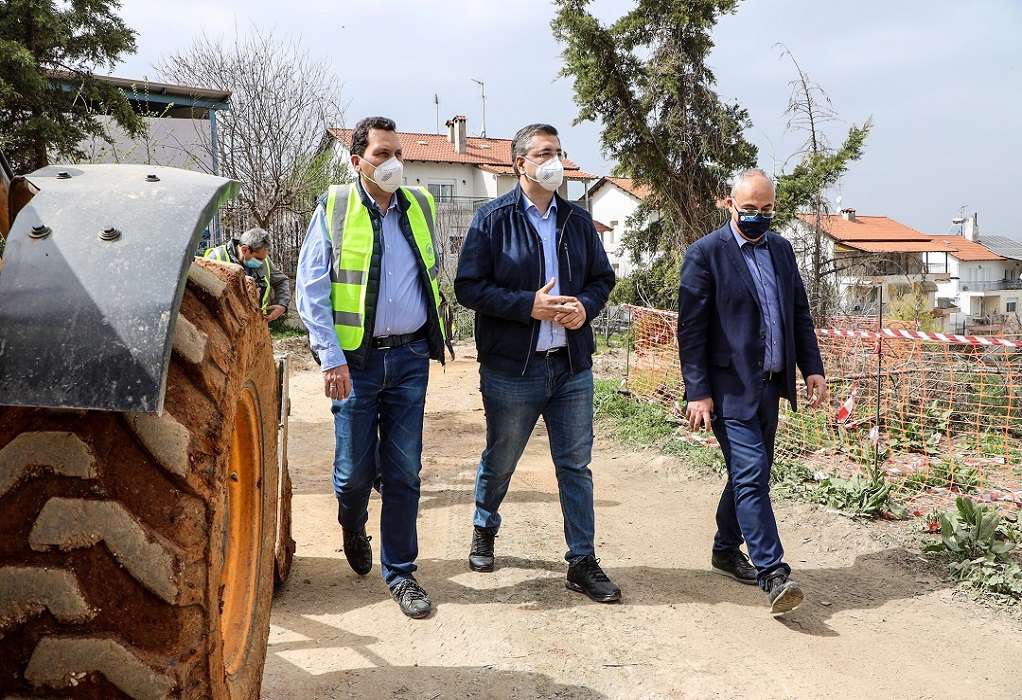 Ο Απ. Τζιτζικώστας στο έργο της αποκατάστασης των κατολισθήσεων στο ρέμα Ξηροποτάμου των Πεύκων Θεσσαλονίκης