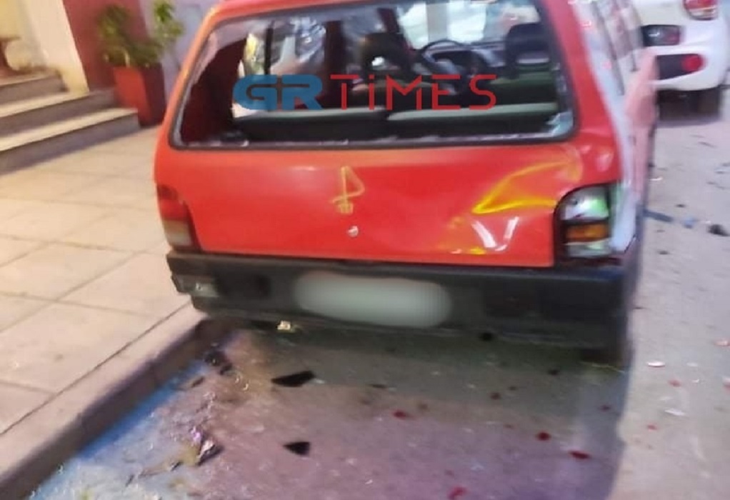 Θεσσαλονίκη: Σοβαρό τροχαίο με μηχανή που έπεσε σε σταθμευμένα οχήματα – Σε κρίσιμη κατάσταση 35χρονος (ΦΩΤΟ)
