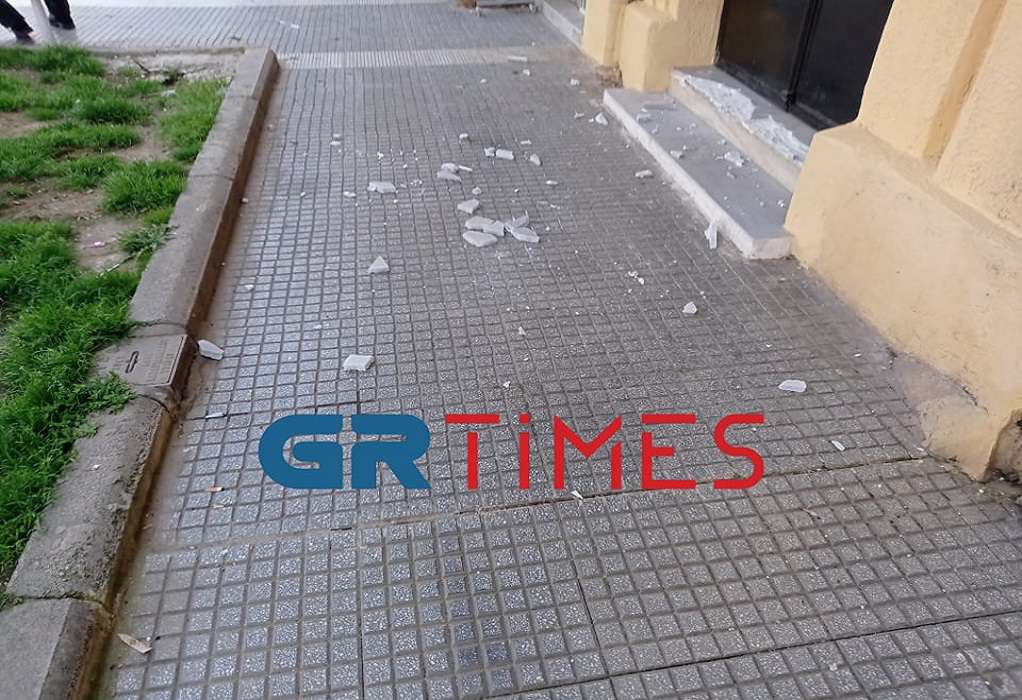 Θεσσαλονίκη: Ένταση στο ΥΜΑΘ – Έσπασαν πλακάκια και τα πέταξαν σε τράπεζα (ΦΩΤΟ)