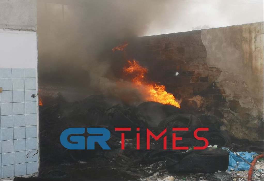 Φωτιές σε λάστιχα και εκτροπές κυκλοφορίας στη Θεσσαλονίκη για τον θάνατο του 17χρονου