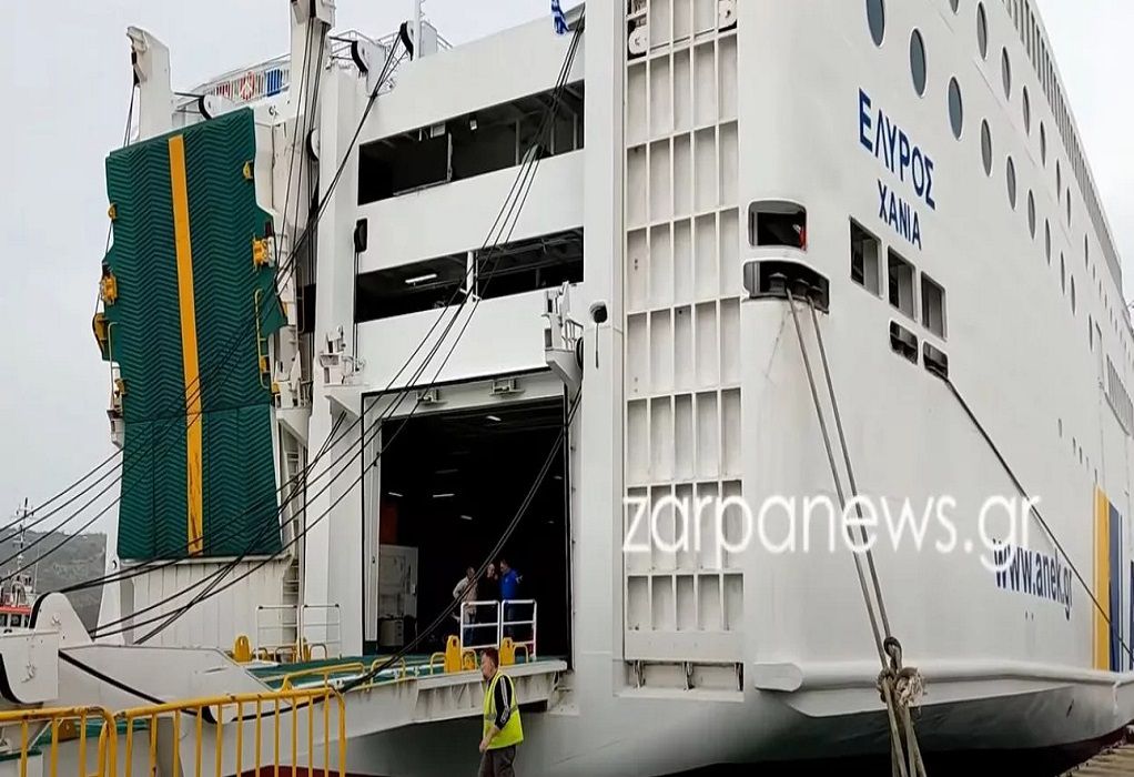 Κρήτη: Έσπασαν οι κάβοι του πλοίου «Έλυρος» – Μάχη με τα μποφόρ στο λιμάνι των Χανίων (VIDEO)