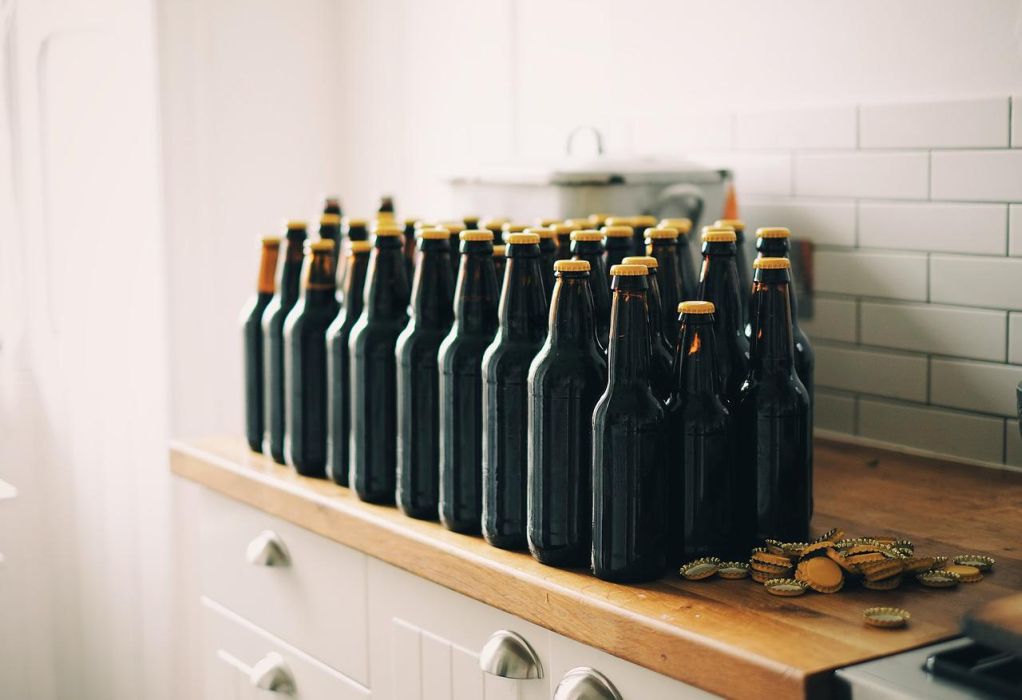 Μπύρα: Πόσο δύσκολα φτάνει πλέον το μπουκάλι στο ψυγείο-Τι λένε μικροζυθοποιοί