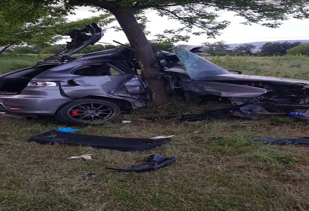 Σοβαρό τροχαίο στην Πτολεμαΐδα: Αυτοκίνητο «καρφώθηκε» σε δέντρο (ΦΩΤΟ)