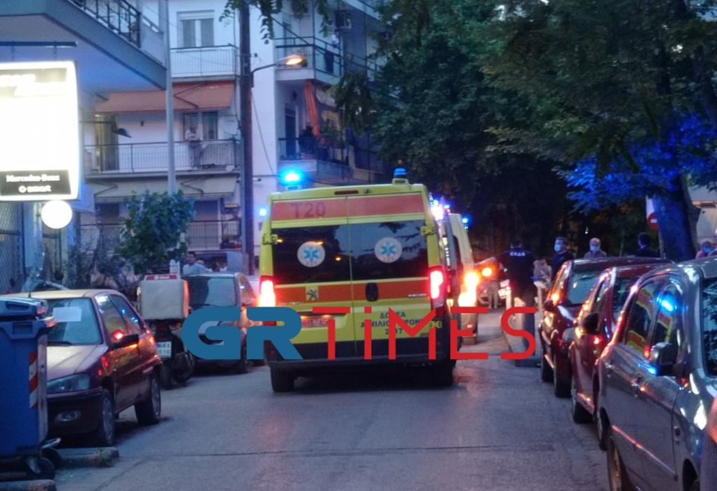 Τραγωδία στη Θεσσαλονίκη: Βρέφος έπεσε από τα χέρια του πατέρα του και σκοτώθηκε