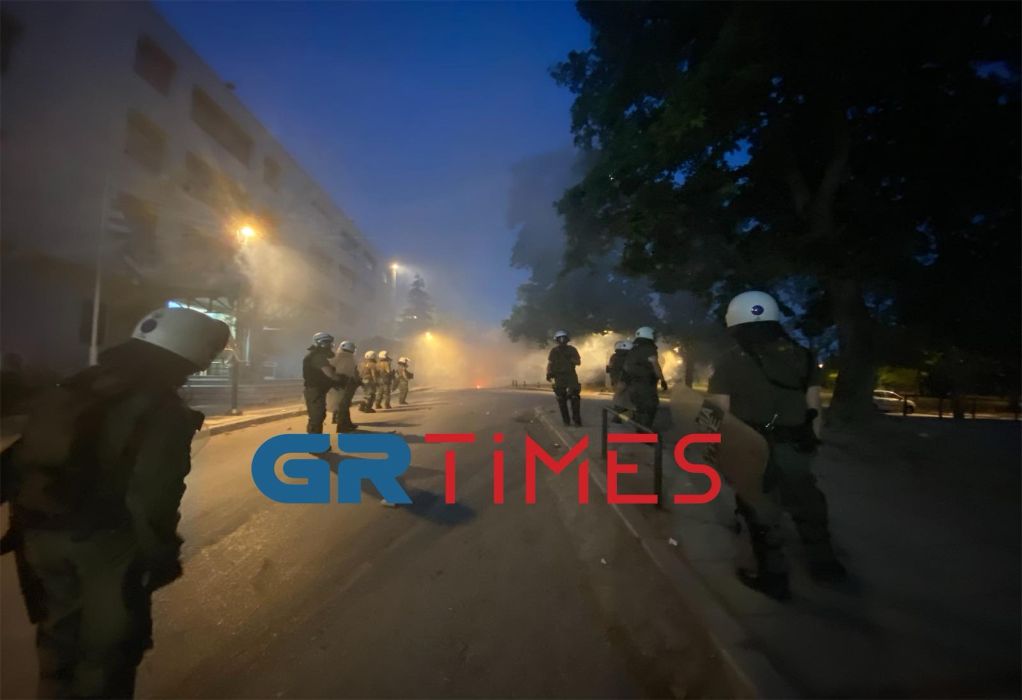 Θεσσαλονίκη: Πέτρες και μολότοφ στο ΑΠΘ μετά το τέλος της πορείας (ΦΩΤΟ-VIDEO)