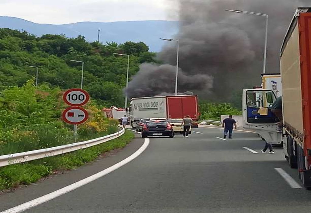 Βέροια: ΙΧ τυλίχθηκε στις φλόγες έξω από την Εγνατία Οδό (ΦΩΤΟ)
