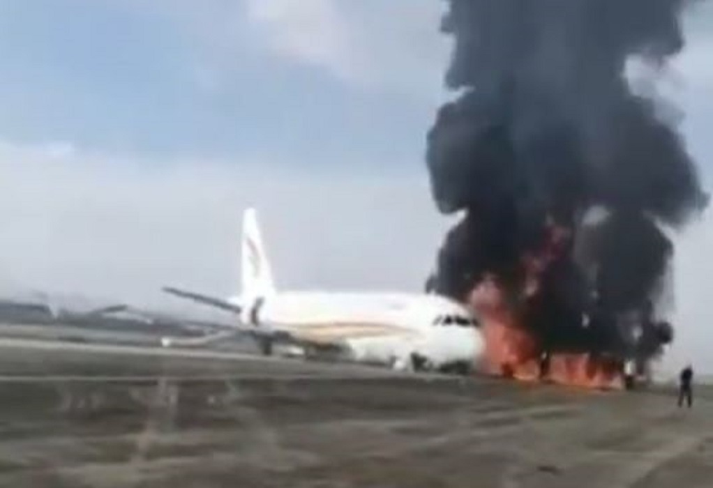 Κίνα: Αεροσκάφος βγαίνει από τον διάδρομο και τυλίγεται στις φλόγες – 40 τραυματίες (VIDEO)