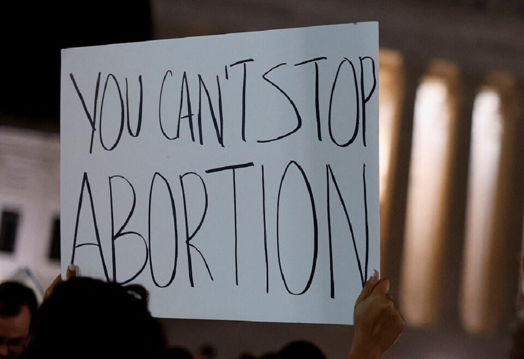Γαλλία: Η πρώτη που κατοχυρώνει συνταγματικά το δικαίωμα στην άμβλωση