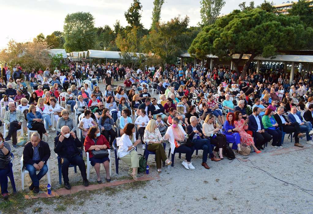 Άνοιξε η 34η Ανθοκομική Έκθεση Καλαμαριάς με συναυλία του Γιάννη Βαρδή και πλήθος κόσμου (ΦΩΤΟ)