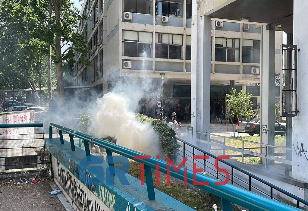 Θεσσαλονίκη-ΑΠΘ: Νέα ένταση με χημικά και πέτρες έξω από τη ΣΘΕ (ΦΩΤΟ-VIDEO)