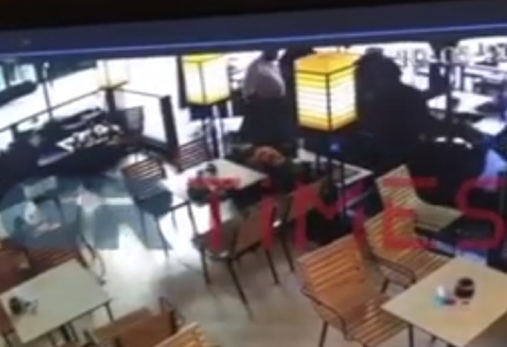 Κατερίνη-Συγκλονιστικό βίντεο: Αστυνομικός σώζει νεαρή που καταρρέει μέσα σε καφετέρια (ΦΩΤΟ)