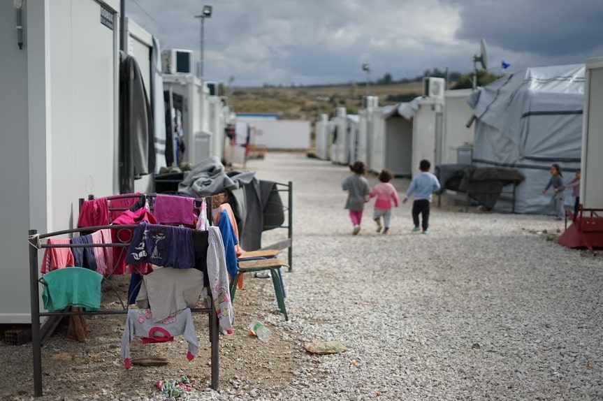 Ασυνόδευτοι ανήλικοι στην Ελλάδα: Τους απορρίπτουν λόγω εθνικότητας – Πού οφείλονται οι επιθέσεις σε δομές