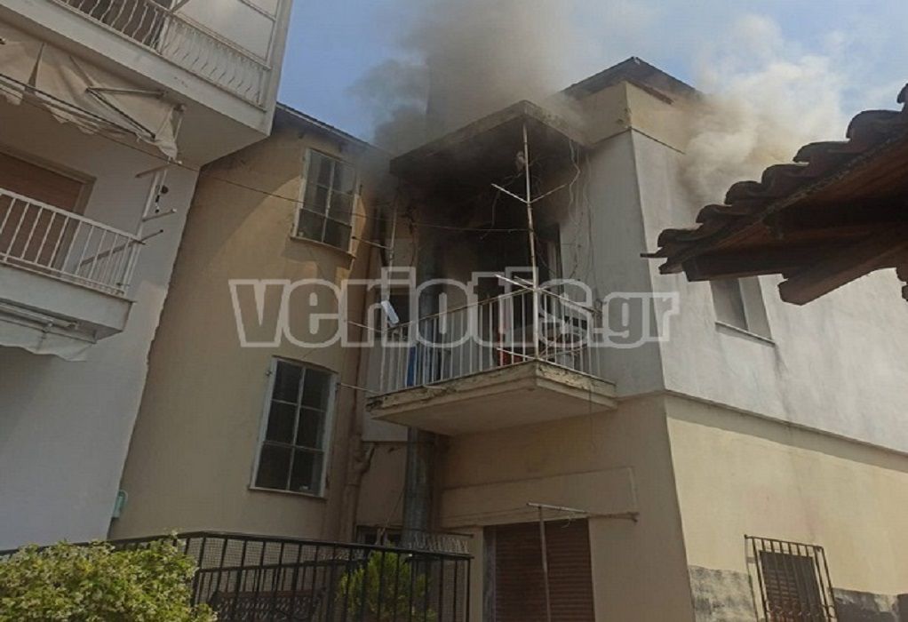 Φωτιά σε διώροφο σπίτι στο κέντρο της Βέροιας (ΦΩΤΟ-VIDEO)