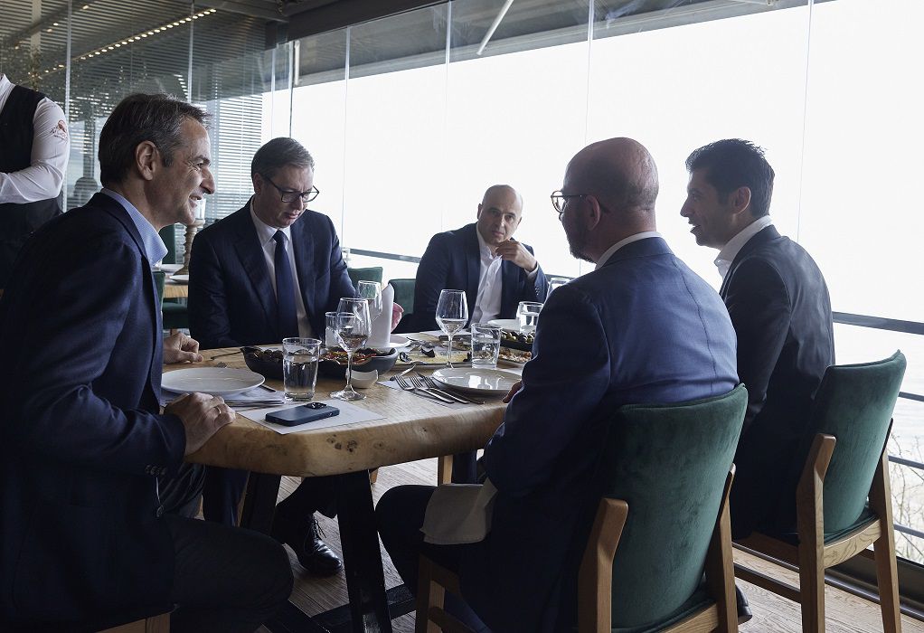 Γεύμα παρέθεσε ο Κυρ. Μητσοτάκης στους φιλοξενουμένους του στην Αλεξανδρούπολη (ΦΩΤΟ)