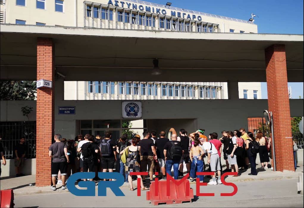Θεσσαλονίκη: Συγκέντρωση για τους δύο προσαχθέντες έξω από την Αστυνομική Διεύθυνση (ΦΩΤΟ-VIDEO)