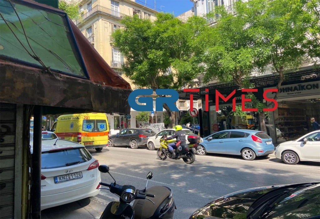 Θεσσαλονίκη: Γυναίκα έπεσε στον δρόμο από φρικτούς πόνους-Άμεση επέμβαση του ΕΚΑΒ με μηχανή (ΦΩΤΟ)