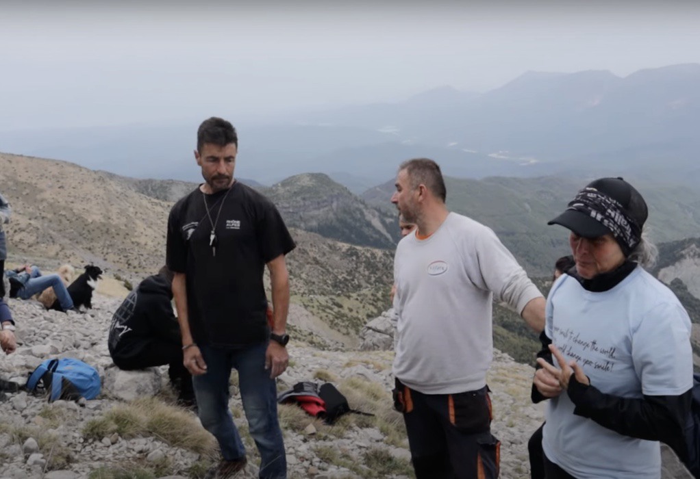 Ερμής Θεοχαρόπουλος: Ύψωσαν σταυρό στο σημείο που έχασε τη ζωή του (VIDEO)