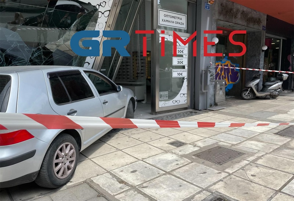 Θεσσαλονίκη: Ι.Χ. «καρφώθηκε» σε κατάστημα στο κέντρο (ΦΩΤΟ-VIDEO)