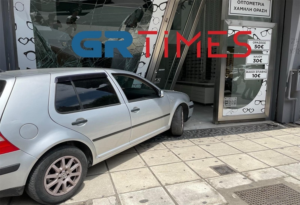Θεσσαλονίκη: Σύγκρουση 3 οχημάτων στον Εύοσμο – Το ένα προσέκρουσε σε τζαμαρία 
