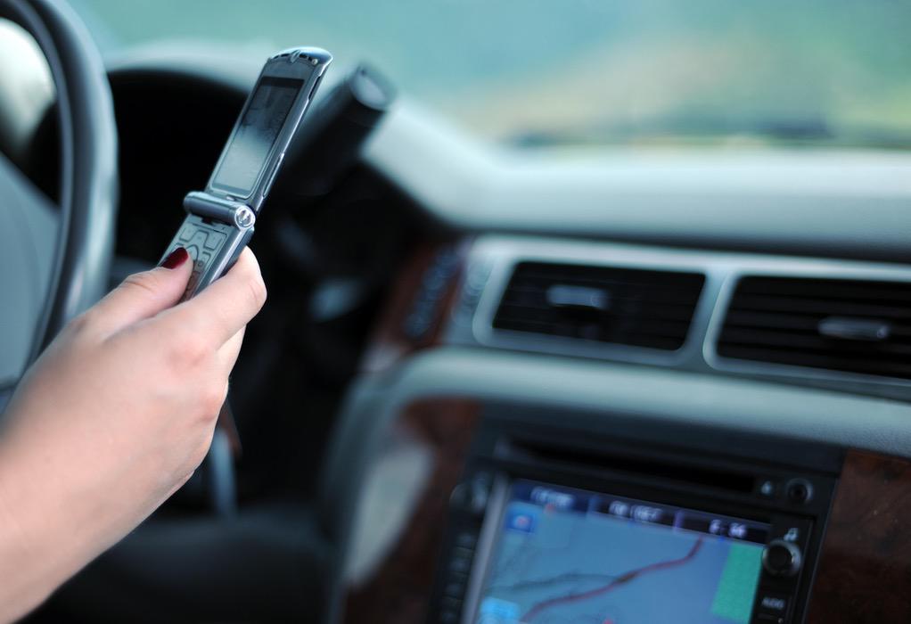 Έρευνα: Με το κινητό στο χέρι σχεδόν 3 στους 10 Έλληνες οδηγούς