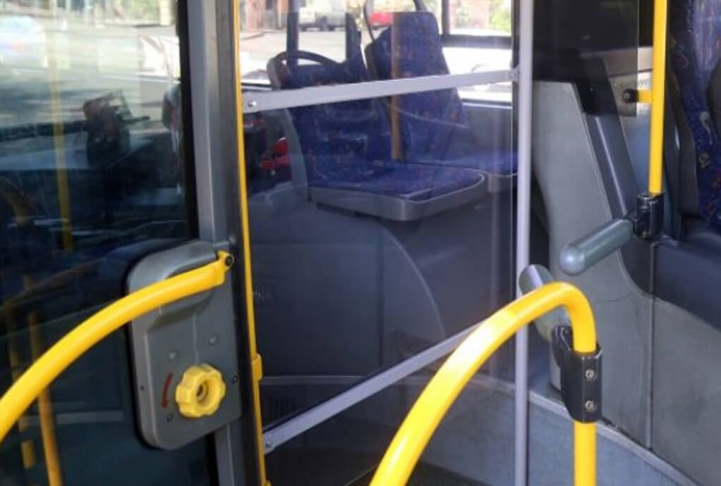 ΟΑΣΘ: Τέλος από αύριο στα covid διαχωριστικά – ανοίγουν όλες οι πόρτες των λεωφορείων