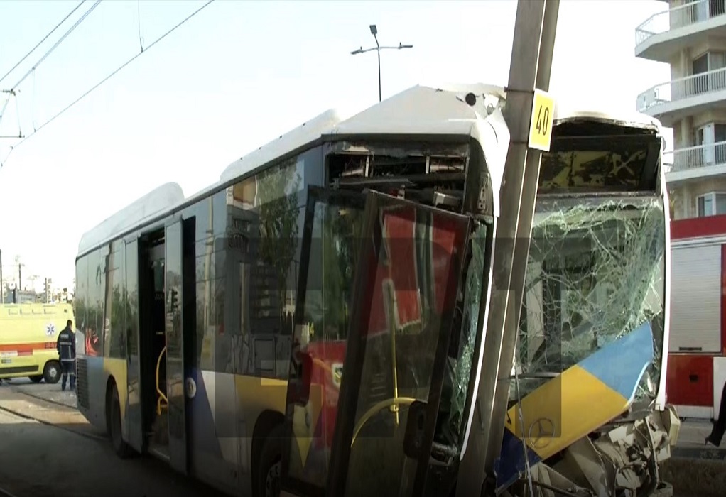 Αθήνα: Τροχαίο με λεωφορείο στην παραλιακή – Πληροφορίες για τραυματίες (ΦΩΤΟ)
