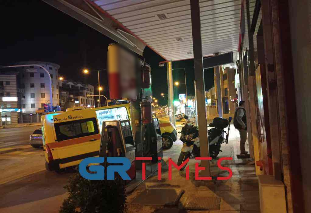 Θεσσαλονίκη: Αυτοκίνητο προσέκρουσε σε βενζινάδικο στη Νεάπολη
