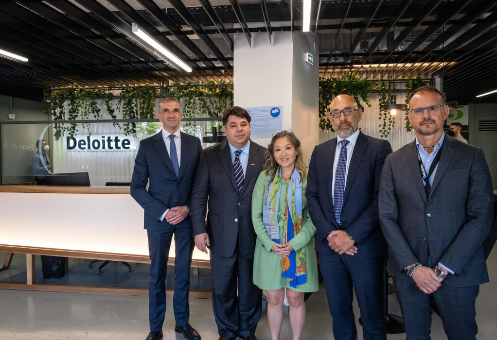 Θεσσαλονίκη: Ο νέος Αμερικανός πρέσβης στο Κέντρο Δεξιοτήτων της Deloitte