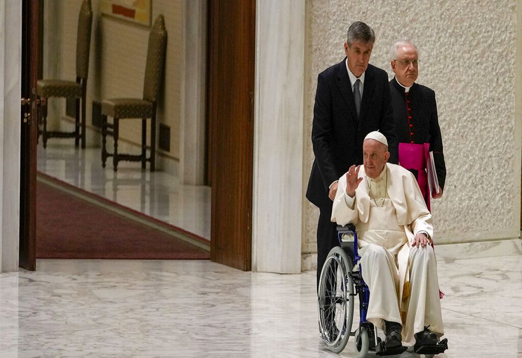 Με αναπηρικό αμαξίδιο ο πάπας Φραγκίσκος