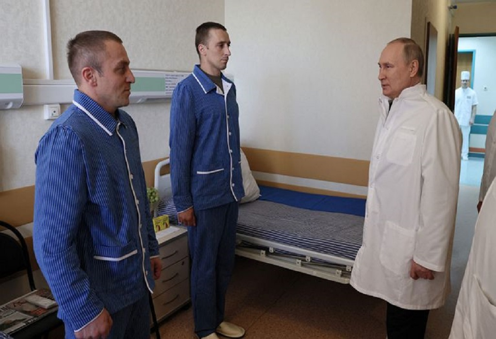 Πούτιν: Επισκέφθηκε τραυματίες στρατιώτες στη Μόσχα – Μαζί του και ο Σοϊγκού